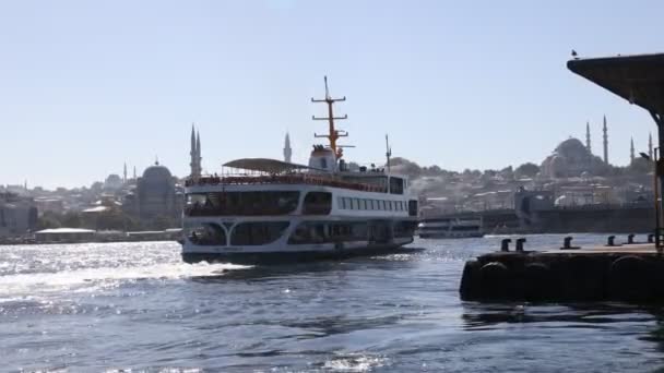 이스탄불은 여객선 이스탄불 스카이라인이다 카라코 부두를 떠나는 휴대용 카메라 터키의 — 비디오