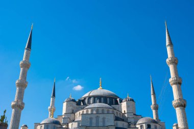 Sultanahmet Camii ya da açık mavi gökyüzü olan Mavi Cami. Metin için fotokopi alanı olan İstanbul arkaplan fotoğrafına git.