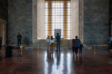 Ankara 'daki Atatürk ya da Anitkabir mozolesinde ziyaretçiler var. Atatürk 'ün 10 Kasım anma günü veya 10 Kasım arkaplan fotoğrafı. Ankara Türkiye - 5.16.2022