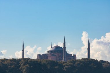 Güzel beyaz bulutları ve mavi gökyüzü olan Ayasofya. İstanbul 'daki bir camii. İstanbul 'daki arka plan fotoğrafına git.