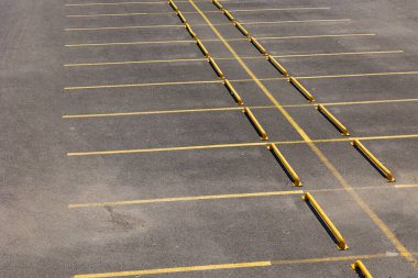 Açık hava otoparklarında arabaları olmayan boş otoparklar. Şehir hayatı konsepti fotoğrafı.