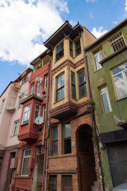 İstanbul 'a git, arka planda dikey fotoğraf çek. Balat bölgesindeki evler. İstanbul Türkiye - 8.20.2022