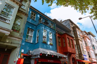 İstanbul 'un Balat ilçesi. Geleneksel Türk evleri. İstanbul Türkiye - 8.20.2022