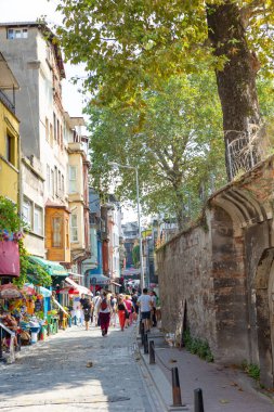Balat caddeleri gündüz görünür. İstanbul 'daki arka plan dikey fotoğrafına git. İstanbul Türkiye - 8.20.2022
