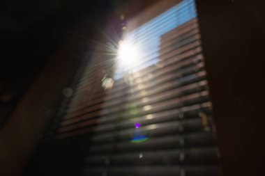 Odaklanamayan ya da bulanık ofis ya da modern ev arkaplanı fotoğrafı. Pencere perdeleri ya da doğrudan güneş ışığı alan külüstürler. Çağdaş iç mimari kavramı.