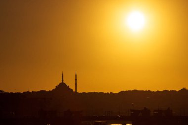 Fotokopi alanı olan İslami arka plan fotoğrafı. İstanbul 'da gün batımında Fatih Camii. Ramazan ya da Cuma duası ya da jumma mübarek kavramı.