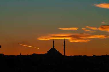 Gün batımında Fatih Camii 'nin silueti. İslami arkaplan. İstanbul 'da camiler var. Ramazan veya kandil veya laylat al-Qadr kavramı.