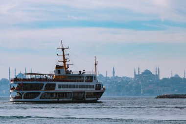 İstanbul 'daki arka plan fotoğrafına git. Feribot ve Ayasofya arka planda. İstanbul 'un Kadıköy ilçesindeki ünlü feribotları.