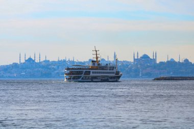 İstanbul feribotları. Arka planda Kadıköy ve İstanbul 'dan kalkan bir feribot var. Türkiye 'ye seyahat arkaplan fotoğrafı.