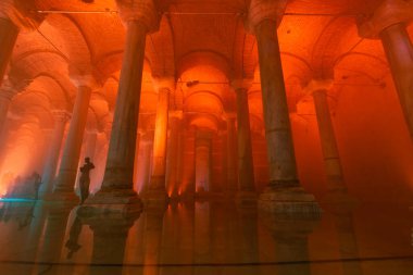Basilica Sarnici ya da Yerebatan Sarnici 'nin geniş açılı görüntüsü. Seçici odaklanma. Gürültü dahil. İstanbul Türkiye - 8.3.2022
