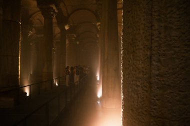 Bazilika Sarnıç arka plan fotoğrafı. Turistli Bazilika Sarnıcı. İstanbul 'a git. Önplana seçici odaklanma. Gürültü dahil. İstanbul Türkiye - 8.3.2022 