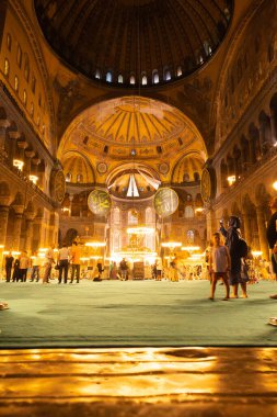 Ayasofya Camii 'nin ya da Ayasofya' nın içinde. Hagia 'daki turistler. İstanbul 'daki arka plan dikey fotoğrafına git. İstanbul Türkiye - 8.12.2022