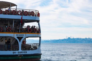 İstanbul 'un Kadıköy' den feribot ve şehir manzarası. Türkiye 'deki arka plan fotoğrafına git. İstanbul Türkiye - 9.26.2022