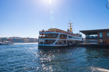 Karaköy iskelesine yakın bir feribot. İstanbul 'daki arka plan fotoğrafına git. İstanbul Türkiye - 9.30.2022
