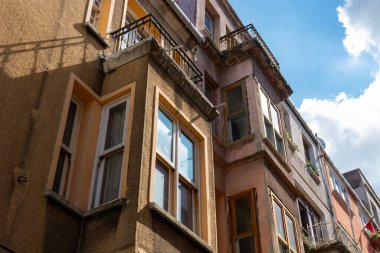 Osmanlı mimarisi. Balat ilçesindeki geleneksel Türk evleri. İstanbul 'daki arka plan fotoğrafına git. İstanbul Türkiye - 8.20.2022