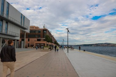 Bulutlu gökyüzü ile Galataport manzarası. İstanbul 'daki arka plan fotoğrafına git. İstanbul Türkiye - 9.21.2022