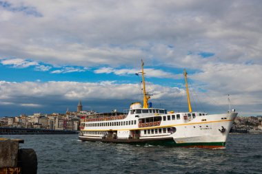 İstanbul 'un ünlü feribotları. Arka planda Galata Kulesi ve Karaköy bölgesi var. İstanbul Türkiye - 9.21.2022