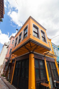 İstanbul 'un Balat ilçesinde geleneksel Türk evleri. İstanbul 'daki arka plan fotoğrafına git. İstanbul Türkiye - 8.20.2022