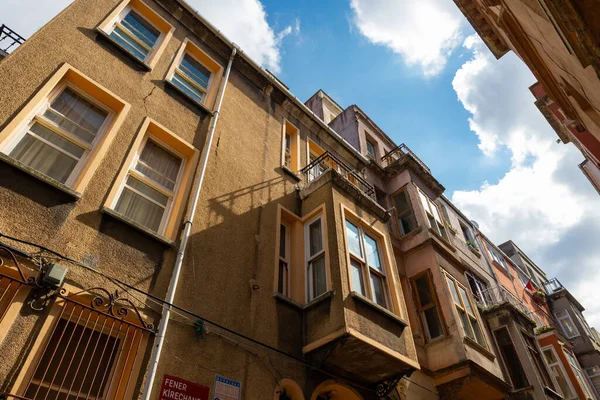 Balat bölgesindeki evler. İstanbul 'a git. İstanbul Türkiye - 8.20.2022