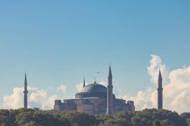 Ayasofya ya da Ayasofya. İstanbul 'daki arka plan fotoğrafına git. Arka planda bulutlar var. Gürültü dahil.