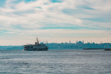 İstanbul 'daki arka plan fotoğrafına git. İstanbul 'un Kadıköy' den feribot ve şehir manzarası.