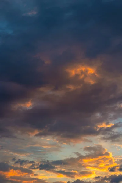 日の出に劇的な雲 部分的に曇りの空の垂直背景写真 美しい雲と日の出や日没の映画の景色 — ストック写真