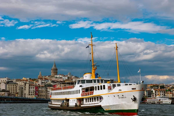 Φέρι Και Πύργος Γκαλάτα Διάσημα Πλοία Της Κωνσταντινούπολης Κωνσταντινούπολη Τουρκία — Φωτογραφία Αρχείου