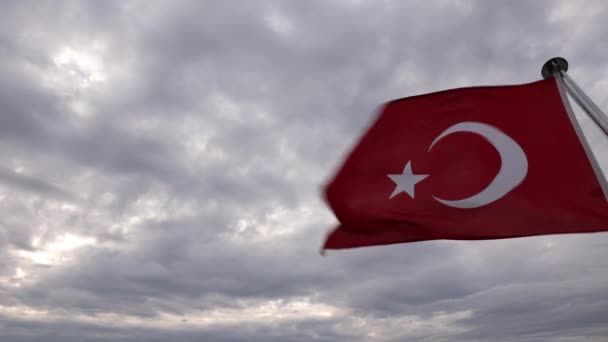 Viftande Turkiska Flagga Molnig Himmel Bakgrund Turkiye Eller Turkiet Koncept — Stockvideo