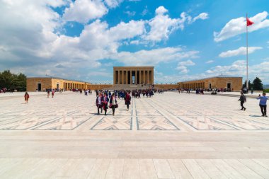 Anitkabir ve Türk halkı. Türkler Anitkabir 'i ziyaret ediyor. Türk milli günleri. Ankara Türkiye - 5.16.2022
