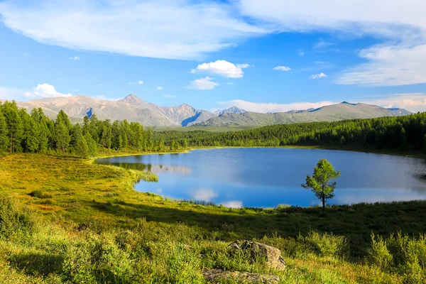 Klara sjön berg — Stockfoto