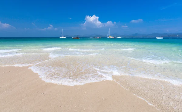 Lagoa praia mar céu azul — Fotografia de Stock