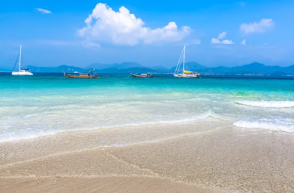 Lagoa praia mar céu azul — Fotografia de Stock