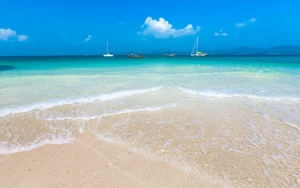 Lagoa praia mar céu azul — Fotografia de Stock