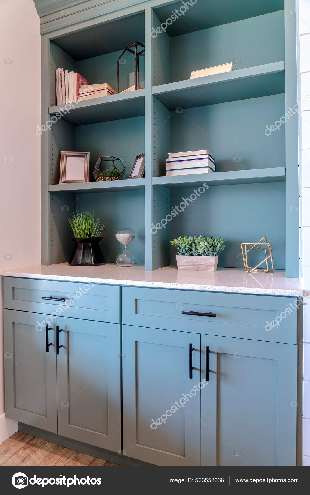 Armario empotrado con estantes cajones y puertas dentro de la sala de estar  del hogar — Foto de stock #523553666 © dropthepress@gmail.com, image size:1067x1700