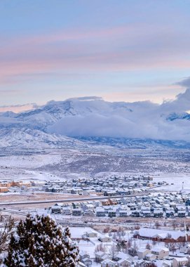 Dikey Vadi ve dağ manzarası bulutlarla kaplı.
