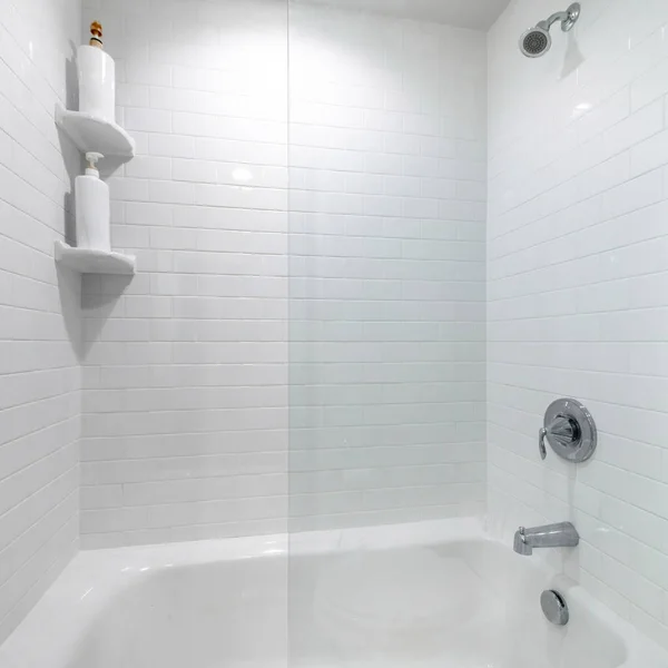 Négyzet alakú keret Alcove fürdőkád üveg fal elválasztó és egy fal fehér csempe — Stock Fotó