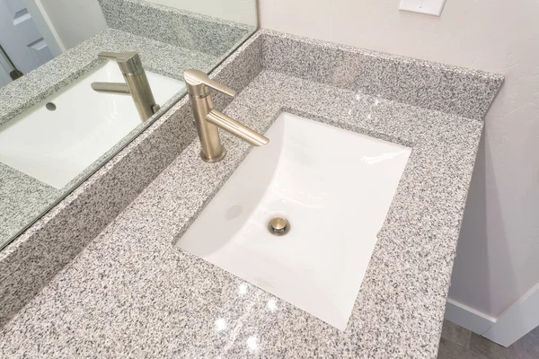 Faucet és egymedencés alátét mosogató beépítve a szürke fürdőszoba pult. — Stock Fotó