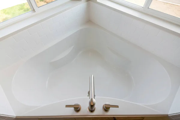 Кутова ванна вид зверху з білою плиткою об'ємна стіна — стокове фото