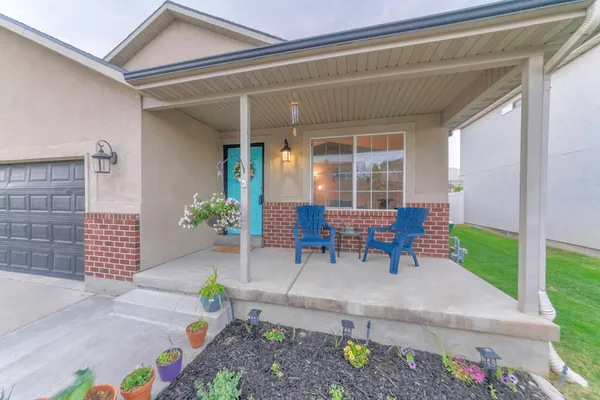 Fachada colorida de una casa con jardín delantero y garaje con puerta gris seccional — Foto de Stock