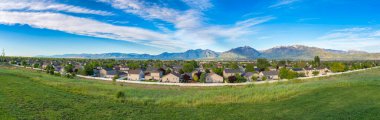 Utah, Daybreak 'te dağ sırasına sahip bir yerleşim bölgesinin panoramik görüntüsü