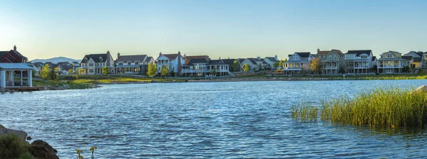 Oquirrh Lake waterfront during sunset at Daybreak, Utah — Stock Photo, Image