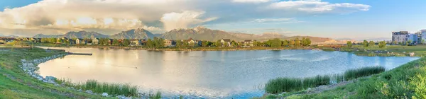 Vista panorâmica da área residencial contra o fundo da serra em Daybreak, Utah — Fotografia de Stock