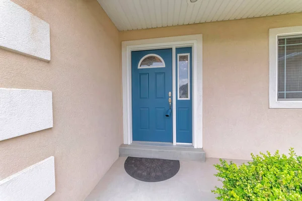 Exterior de la puerta delantera azul con cerradura azul en la manija y el panel lateral — Foto de Stock