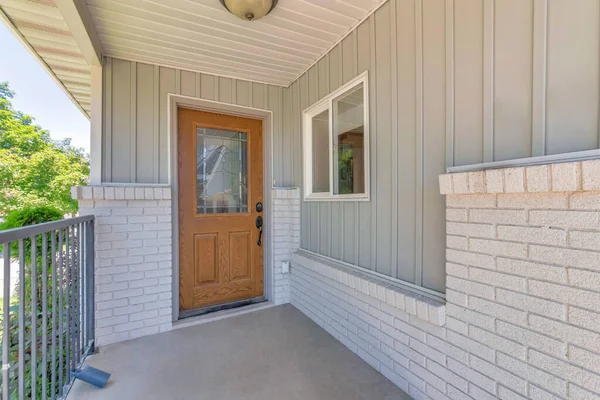 Entrada de una casa con puerta de madera con panel de cristal adornado y entrada digital —  Fotos de Stock