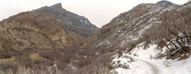 Kayalık dağların ortasında Provo Kanyonu yürüyüş yolu