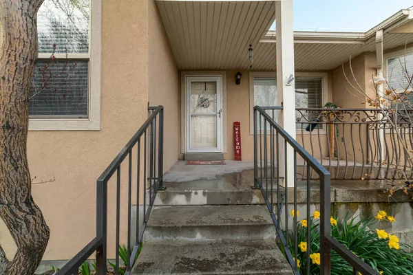 Porch of a house with stairs and slightly wet concrete flooring — Stock Photo, Image