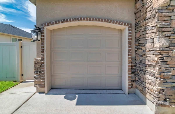 Puerta de garaje seccional beige con apertura de puerta arqueada — Foto de Stock