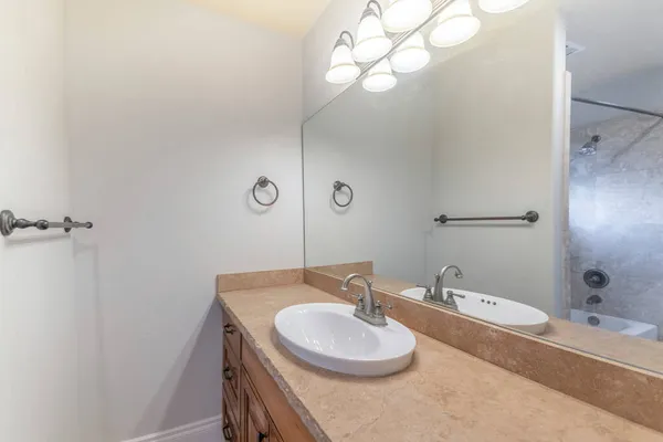 Interior do banheiro com pia de vaidade e suporte de barra de toalha — Fotografia de Stock