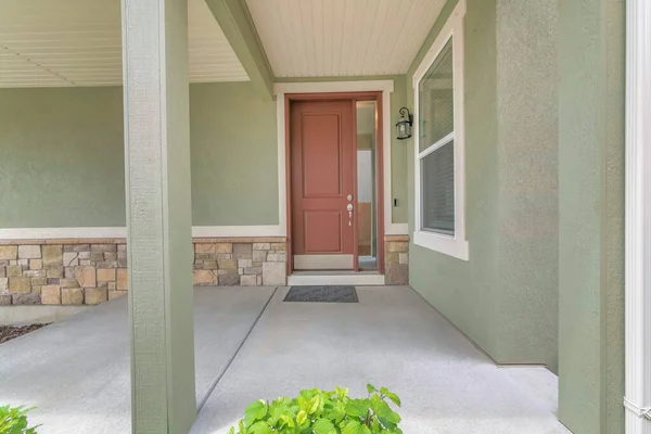 Puerta delantera marrón con lateral en la entrada de una casa — Foto de Stock