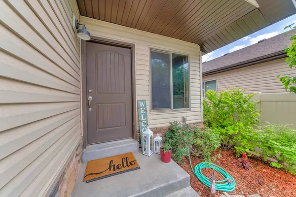 Facade of house with beige vinyl lap siding and gray front door near the window — Stock Photo, Image